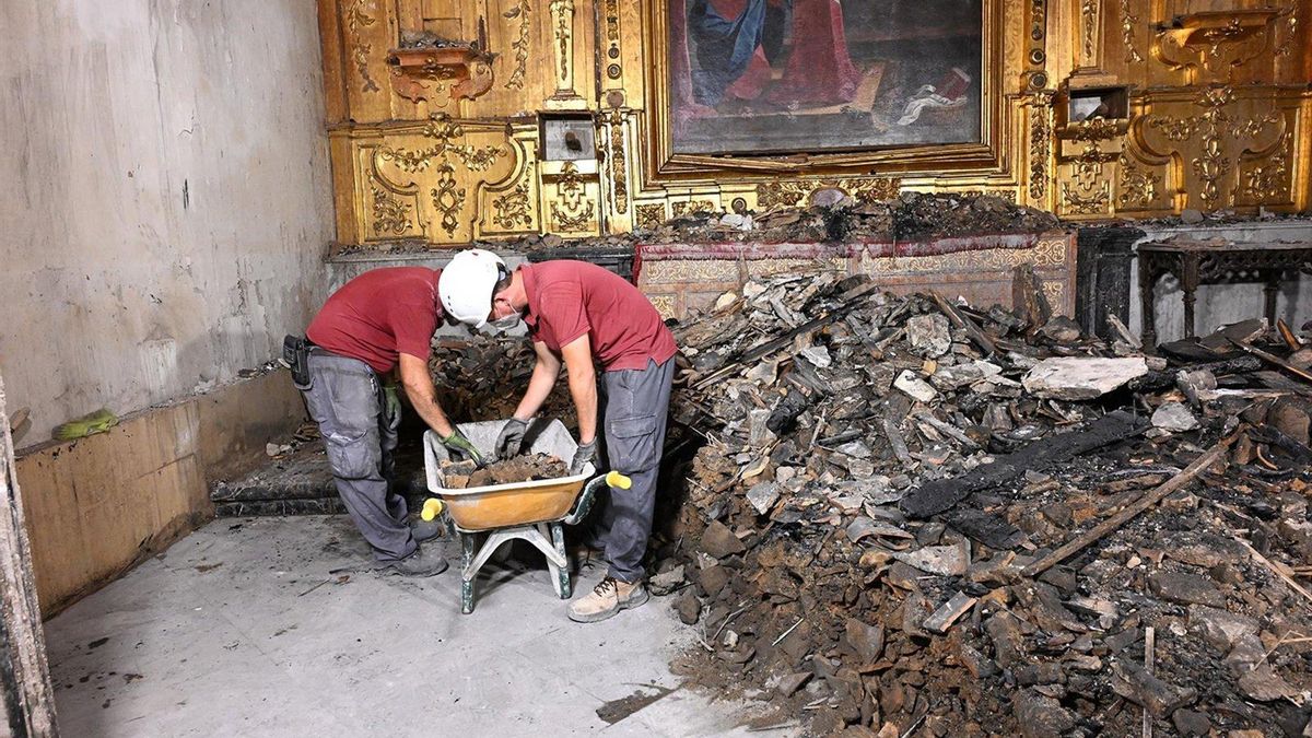 Imagen de archivo de los primeros trabajos de emergencia tras el incendio que afectó a parte de la Mezquita-Catedral de Córdoba el 8 de agosto de 2025.