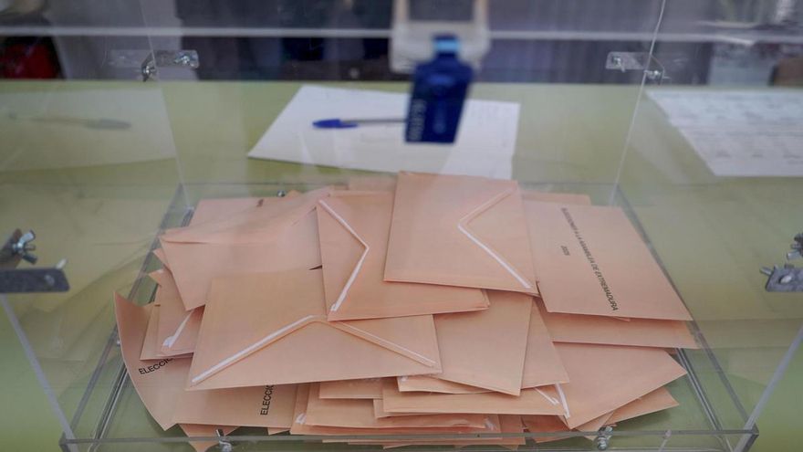 Detalle de una urna en el colegio electoral Inés de Suárez de Plasencia, el 21 de diciembre de 2025