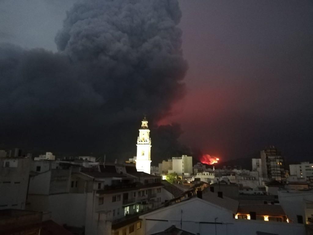 El fuego visible desde la ciudad de Gandia