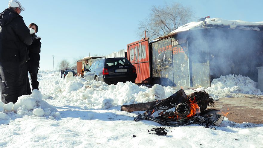Hoguera en la Cañada Real tras la nevada de enero