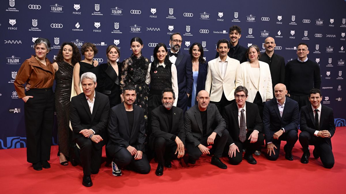 El equipo de 'Los domingos' posa en la alfombra roja de los Feroz