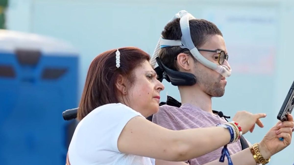 Fran Rabal Segura junto a su madre, en Águilas, su ciudad natal. ARCHIVO PERSONAL