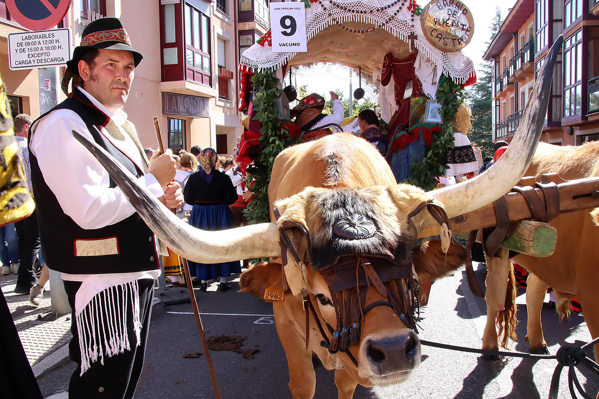 Pendones, carros engalanados y cantaderas por San Froilán en León