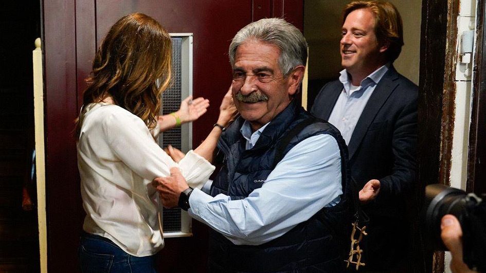 Miguel Ángel Revilla felicita a Paula Fernández en presencia de Pablo Diestro.