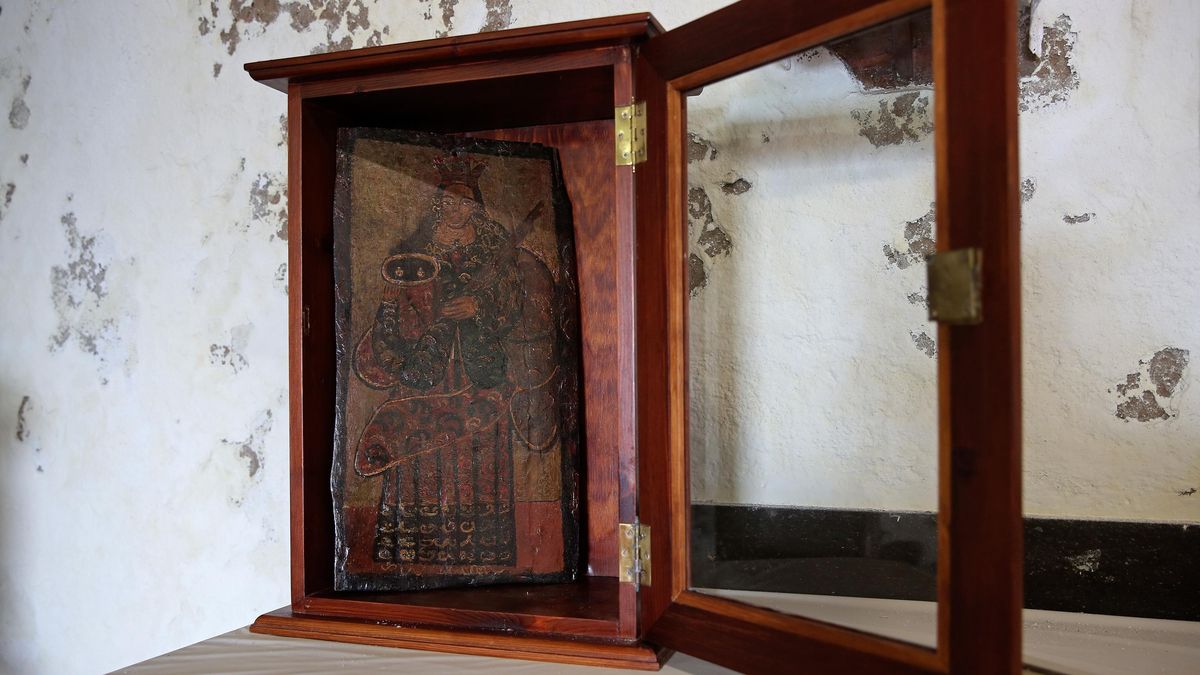 La tabla de Santa Águeda, antes de la restauración de la ermita.