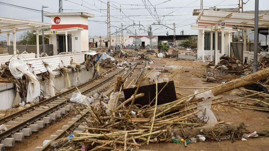Vista de la destrozada estación de metro en Paiporta, este viernes.
