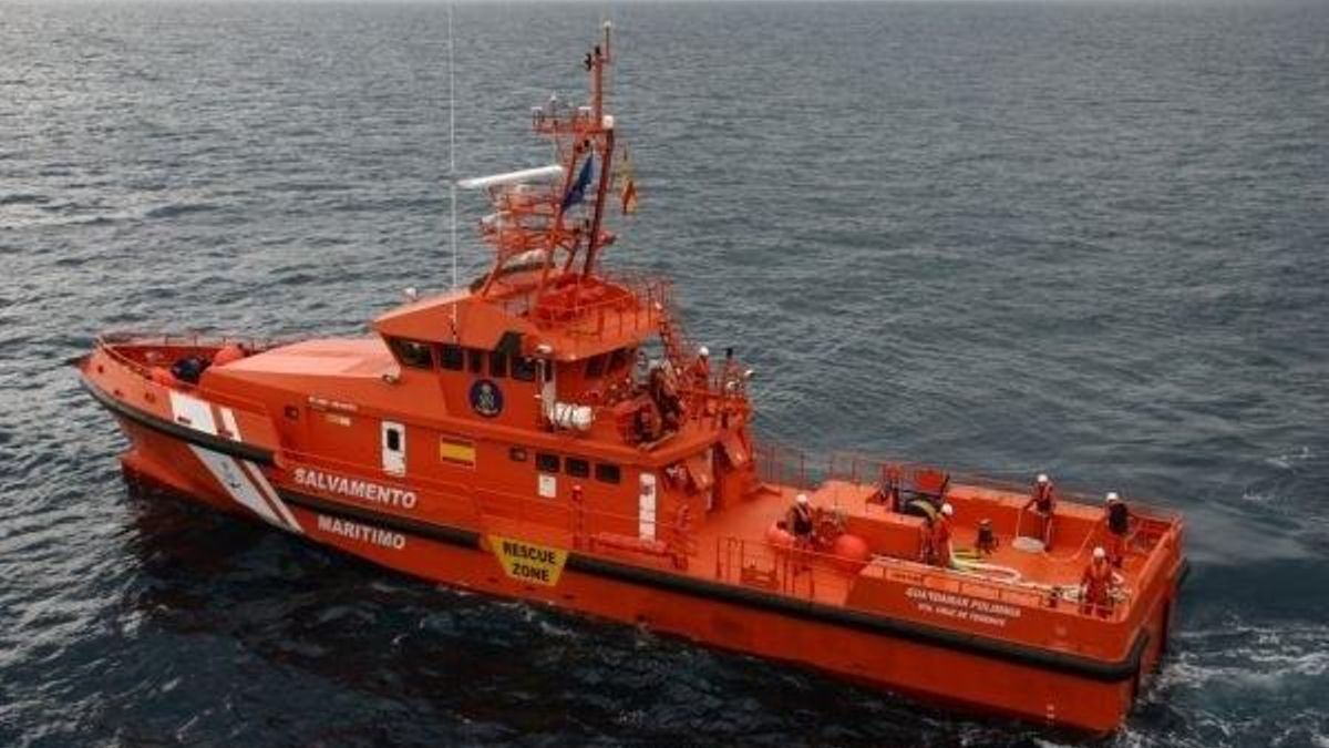 Buscan una patera con 33 personas a bordo, entre ellas tres mujeres, en el Mar de Alborán
