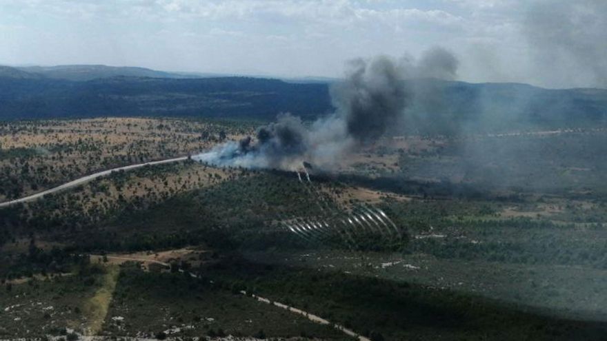 El vuelco de un camión con gasoil provoca un incendio y el desalojo de un albergue en la provincia de Guadalajara