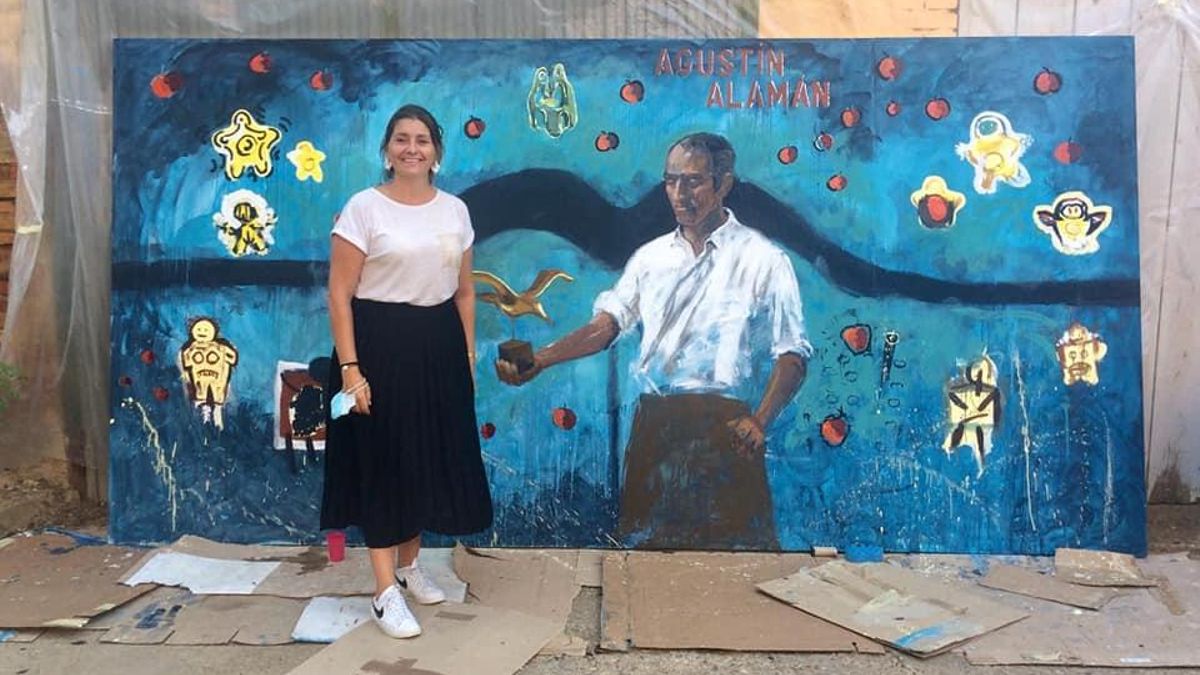 Esther P. Nogarol  junto al mural dedicado a Alamán en su pueblo, Tabernas de Isuela.