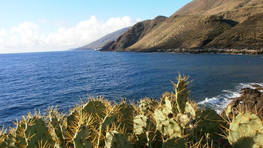 La subida a Malpaso desde La Caleta, en una ruta para bicis por la isla de El Hierro