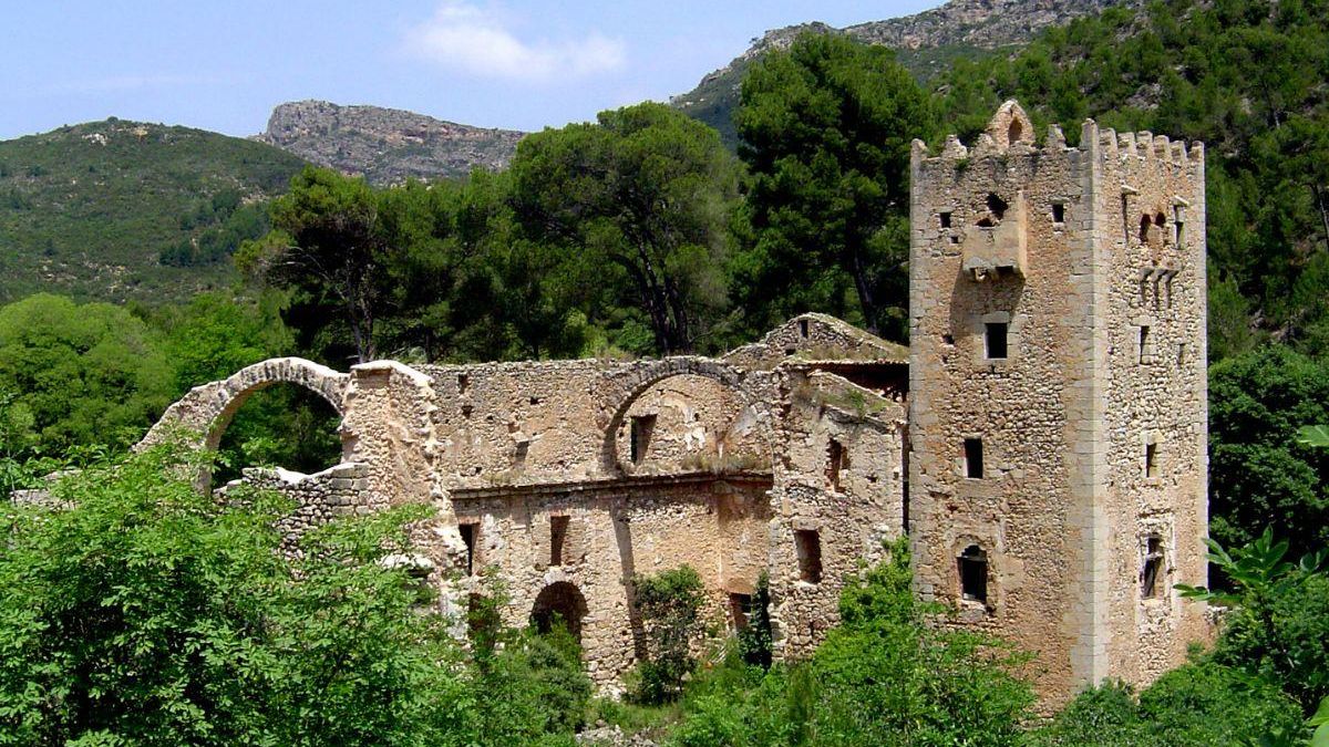 Del monasterio todavía se conservan la portada renacentista, los arcos del claustro y los muros del templo