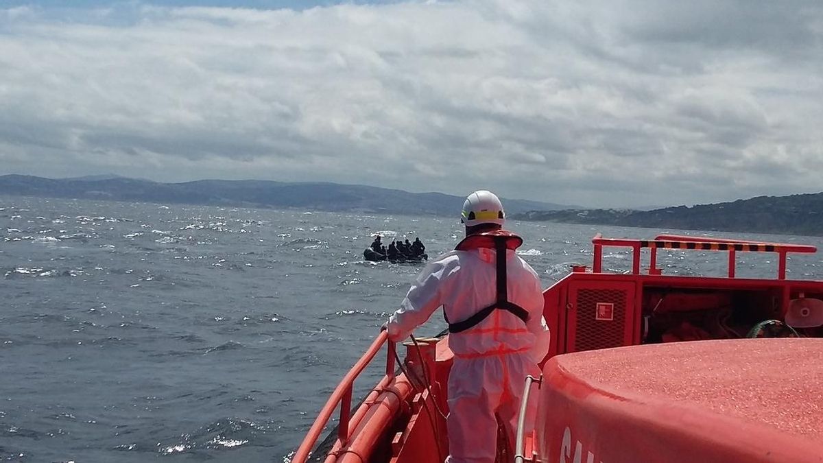 Llegan a Motril 54 inmigrantes rescatados de patera en Alborán, y Marruecos recoge a otros 133