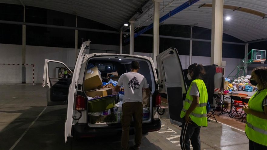 Llegada de productos para animales en La Palma. / FOTO: JOSÉ BRINGAS