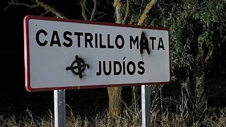 La localidad burgalesa de Castrillo Mota de Judíos, vandalizada con pintadas antisemitas y contenedores quemados