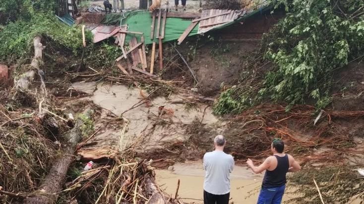 Vecinos de El Viso de San Juan (Toledo) junto al puente destruido tras la DANA de septiembre de 2023