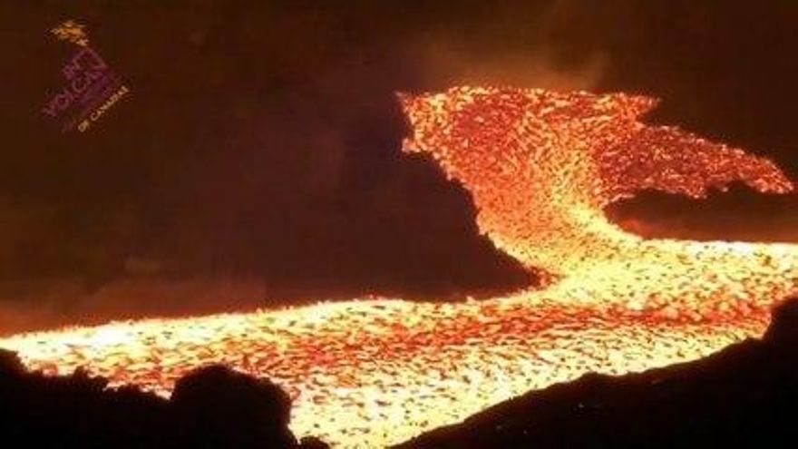 La nueva colada del volcán de La Palma se encuentra a 30 metros del acantilado de Tazacorte, según Involcan