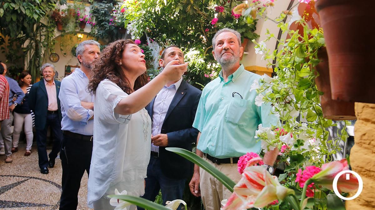 Visita de Inma Nieto a los Patios de Córdoba, junto a Pepe Larios y Sebastián Pérez