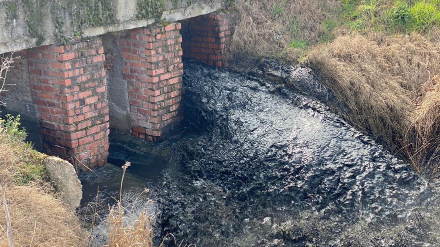 Un arroyo de lodo 'negro' se desborda en un pueblo de Valladolid: "Era como petróleo, como chapapote"