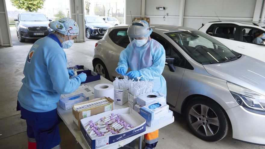 Dos enfermeras preparan pruebas PCR.