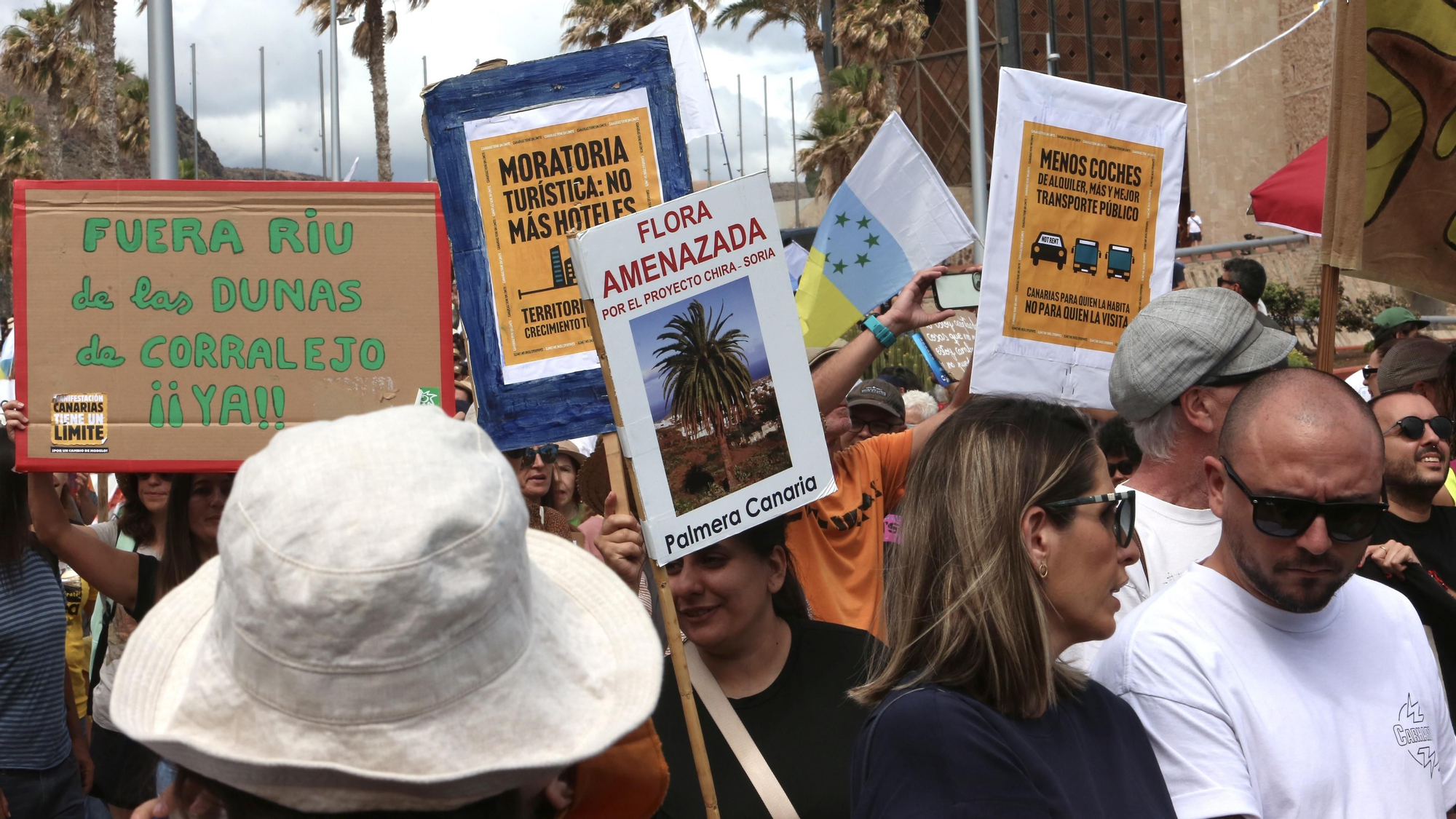 Manifestación en Gran Canaria bajo el lema 'Canarias tiene un límite'