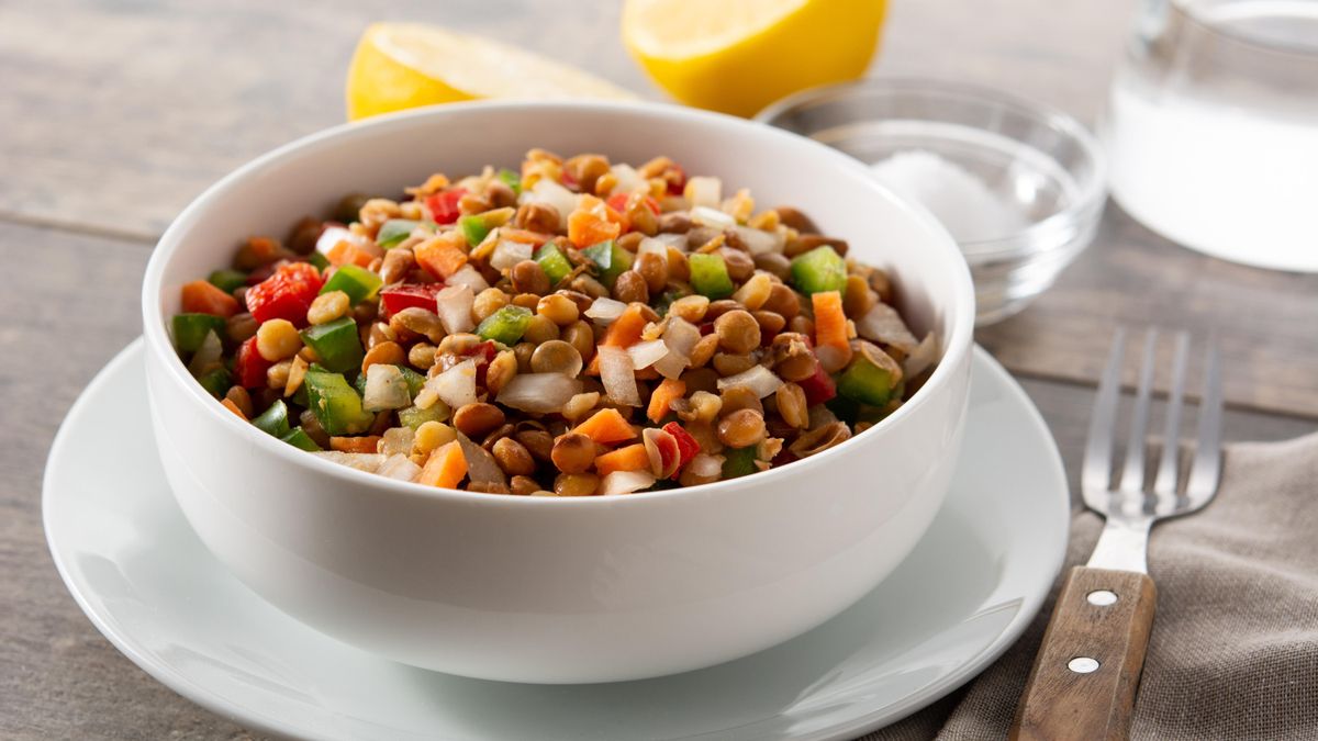 La ensalada mediterránea de lentejas es una opción nutricionalmente muy completa y muy fresca y ligera