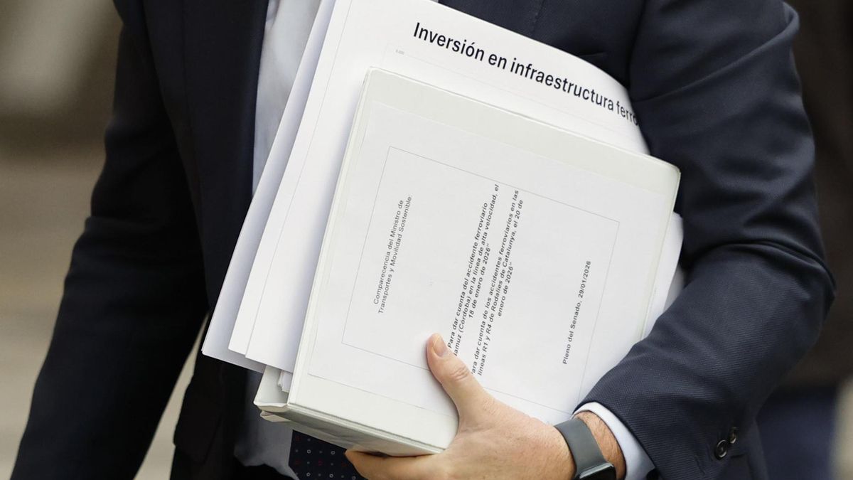 Detalle de la documentación que porta el ministro de Transportes, Óscar Puente, a su llegada al Senado para la comparecencia.