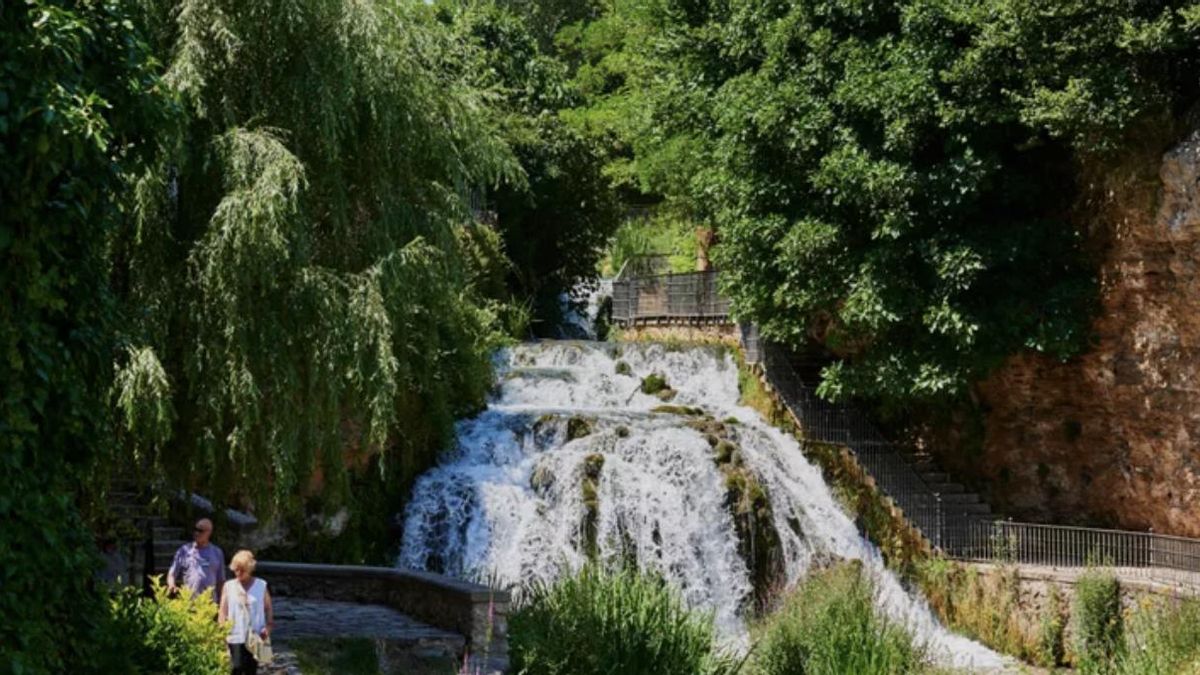 De aguas que fluyen desde la época romana, hasta cinco cascadas cruzan este bonito pueblo de La Alcarria
