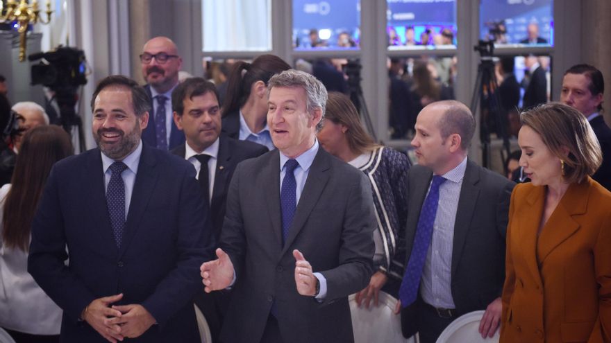 El presidente del PP, Alberto Núñez Feijóo, presenta al presidente del PP de Castilla-la Mancha, Paco Núñez en el desayuno de Nueva Economía Fórum, en el Hotel Ritz, a 20 de mayo de 2025, en Madrid (España).