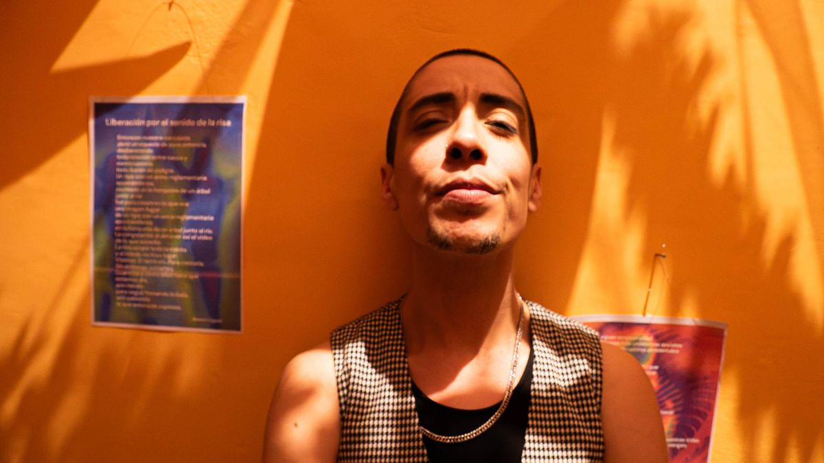 Dobarro organiza La Fuga, un espacio de tango disidente creado hace cuatro años que ofrece clases semanales y una milonga mensual en el Batacazo Cultural, un centro cultural queer en Almagro