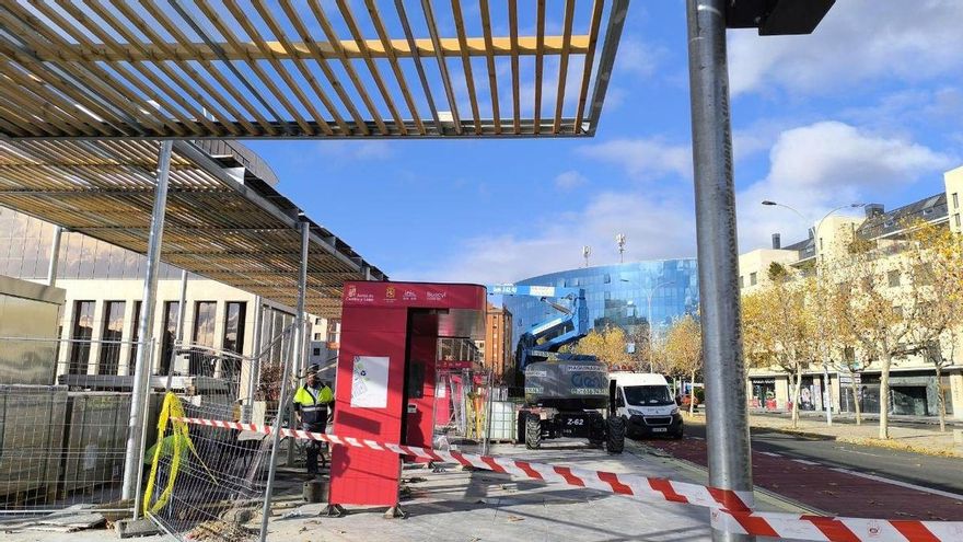 Cuando seis marquesinas caben en una pérgola de dos millones: así excluirá León del centro a los autobuses del alfoz