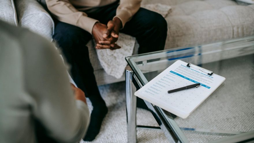Cuando necesitas terapia pero no puedes pagar la sesión: “Vienen muchos estudiantes que no tienen dinero para ir a la privada”