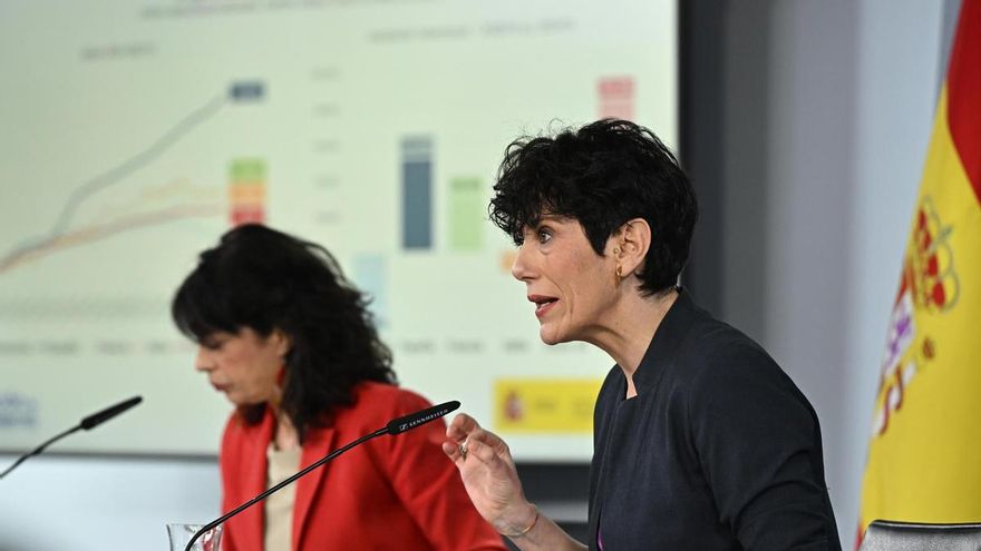 La ministra de Inclusión, Seguridad Social y Migraciones y portavoz del Gobierno, Elma Saiz, y la ministra de Igualdad, Ana Redondo, en rueda de prensa tras la reunión del Consejo de Ministros.