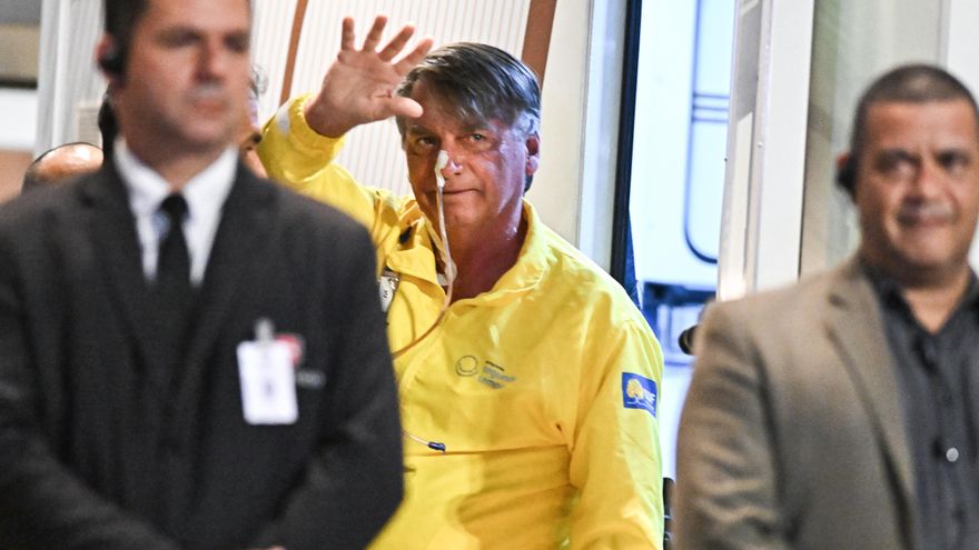 Bolsonaro sale de la UCI casi tres semanas después de haber sido operado del intestino