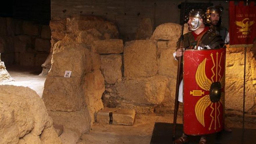 ICAL Figurantes de la Legio VI Victrix en la cripta de las grandes termas legionarias ubicadas bajo el entorno de la catedral de León.