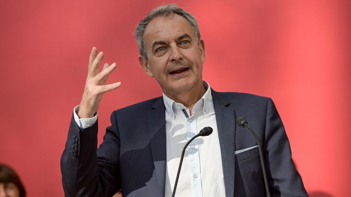El expresidente del Gobierno José Luis Rodríguez Zapatero, Interviene durante un acto de campaña del PSOE, en los Jardines de Méndez Núñez, en A Coruña