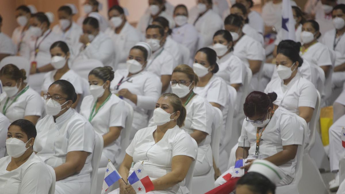 Grupos de enfermeras que han trabajado durante la crisis del Covid-19 son homenajeadas por el gobierno nacional de Panamá hoy, en Ciudad de Panamá (Panamá).