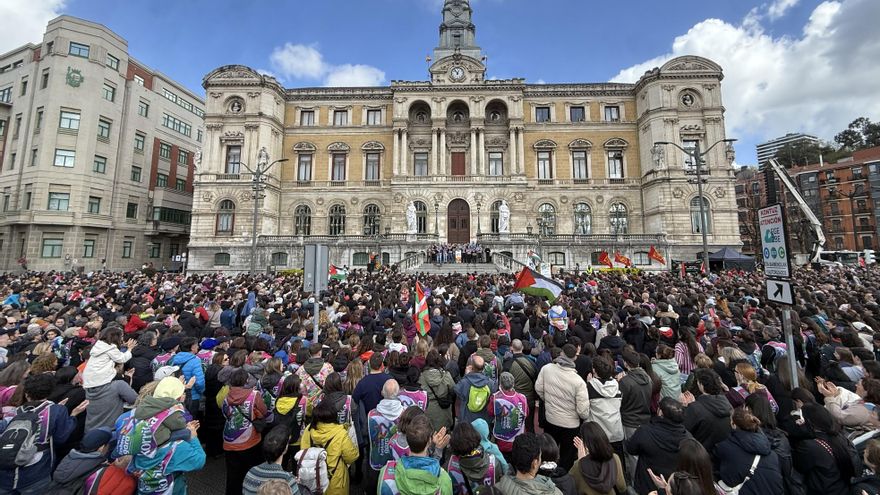 Polemikez haratago euskara lehen lerroan egotea eta "guztiok euskararen bueltan batzea" eskatu du AEKk