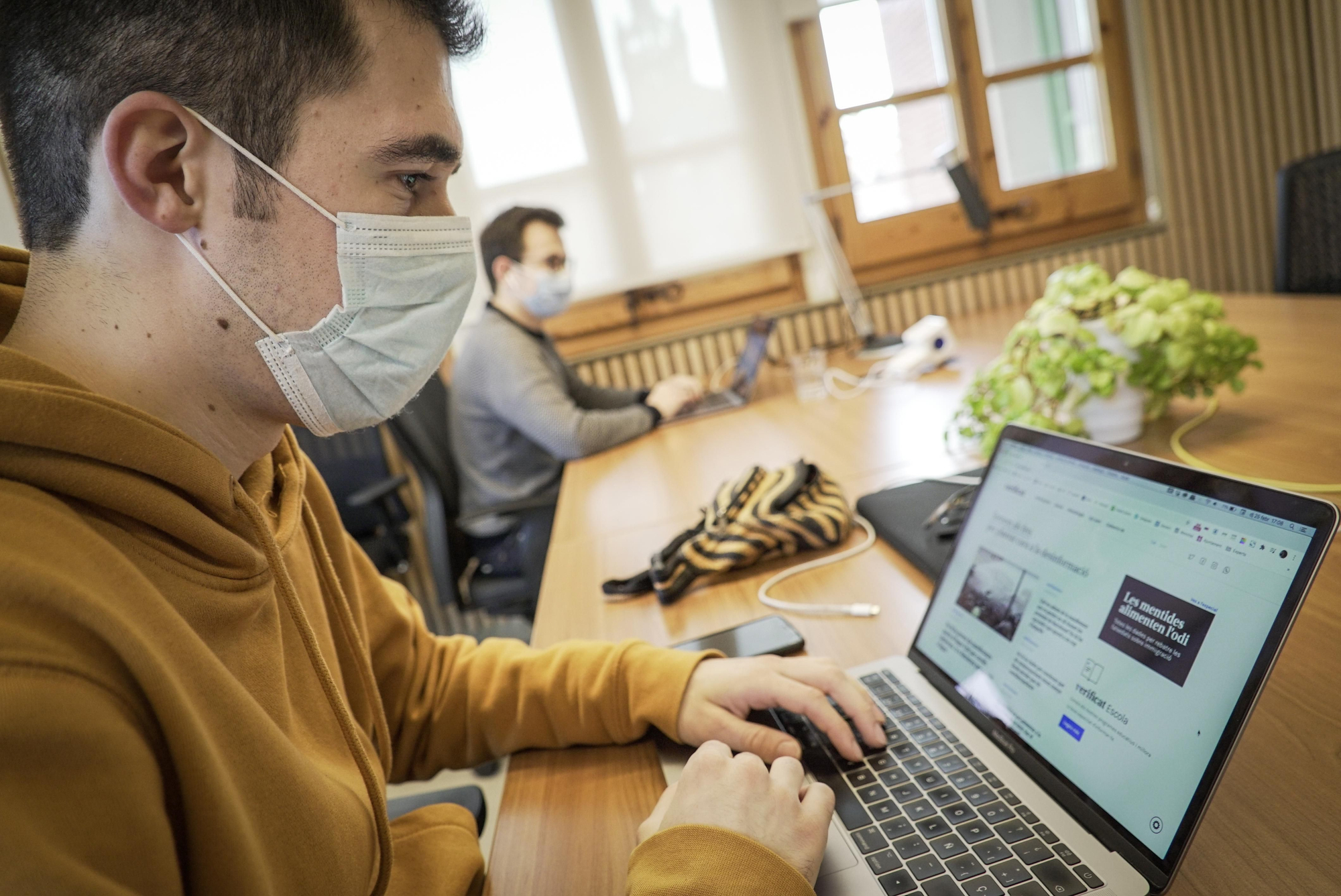 Martí Odriozola en la oficina donde trabaja de periodista. Está a punto de conseguir un contrato indefinido con 22 años. 