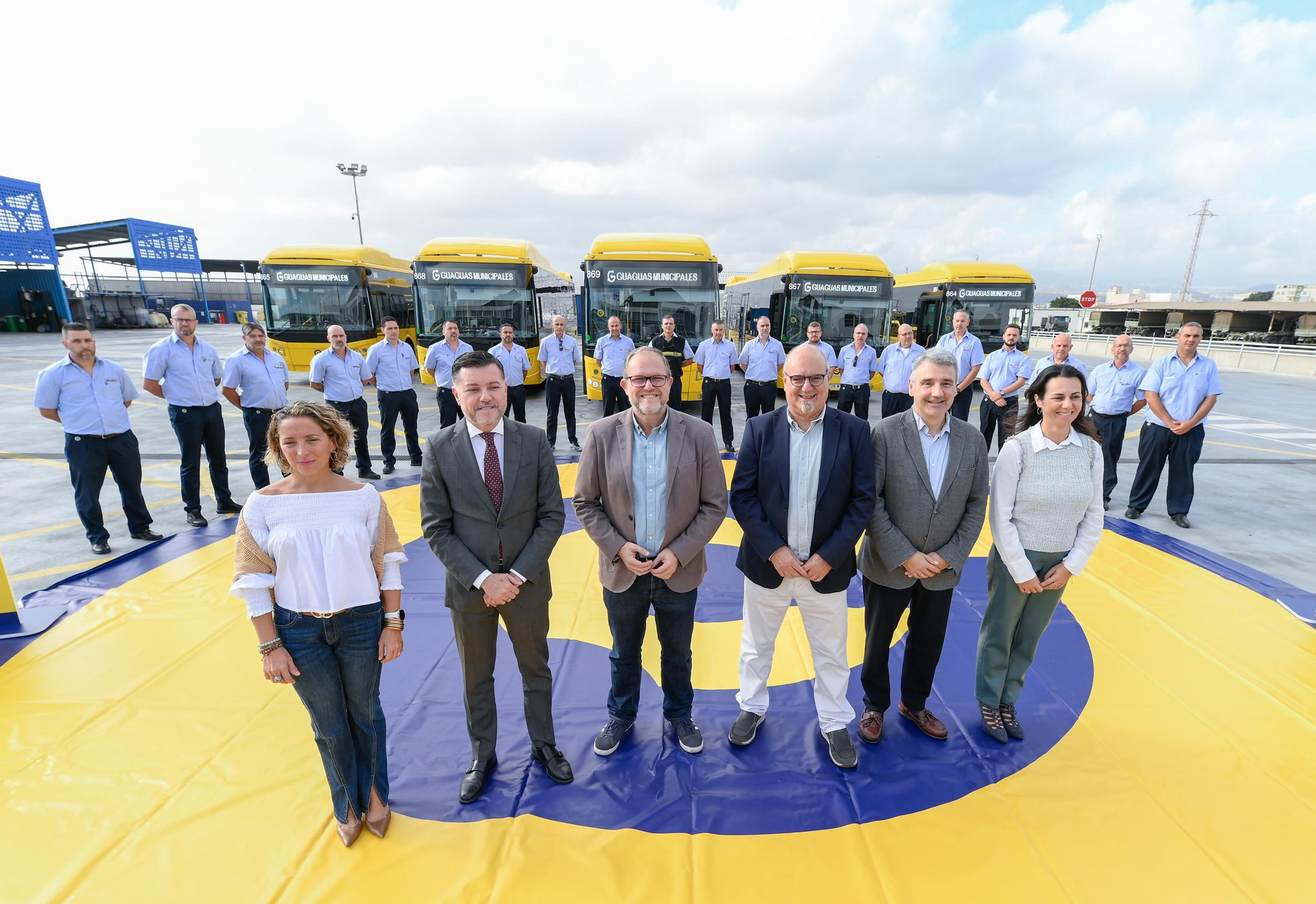 El concejal de Movilidad de Las Palmas de Gran Canaria y presidente de Guaguas Municipales, José Eduardo Ramírez, y el vicepresidente segundo del Cabildo de Gran Canaria y consejero de Presidencia y Movilidad Sostenible, Teodoro Sosa, acompañados por el director general de la empresa de transportes, Miguel Ángel Rodríguez, junto al nuevo personal de carretera.