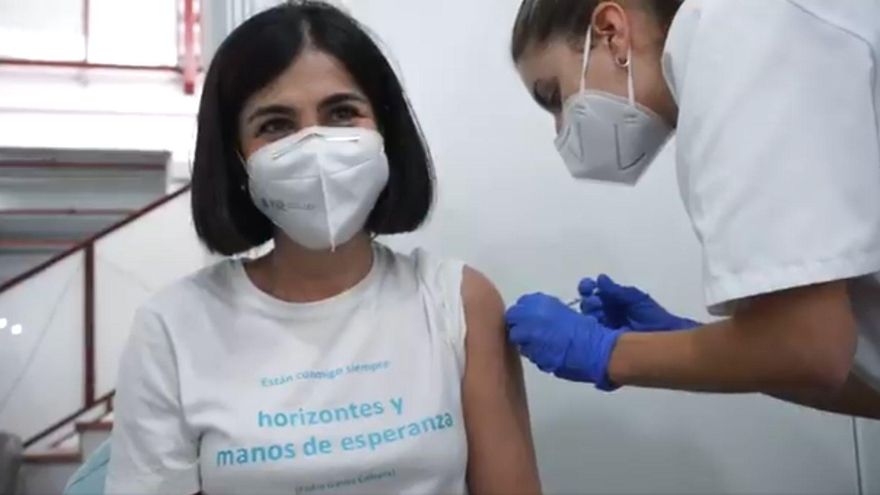 Captura de la ministra Caroina Darias en el momento de recibir la vacuna