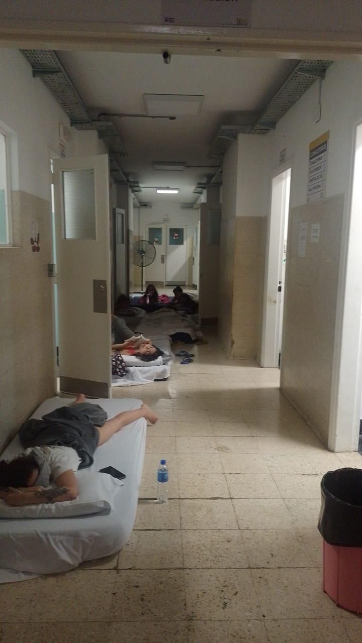 En enero, muchos pacientes terminaron durmiendo en los pasillos por la falta de aire acondicionado.