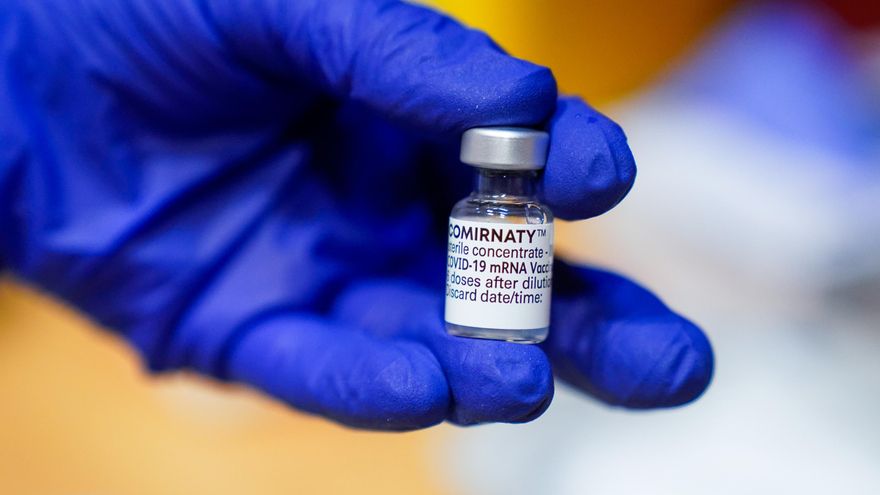 Un empleado sanitario muestra una dosis de la vacuna de Pfizer-BioNTech contra el Covid