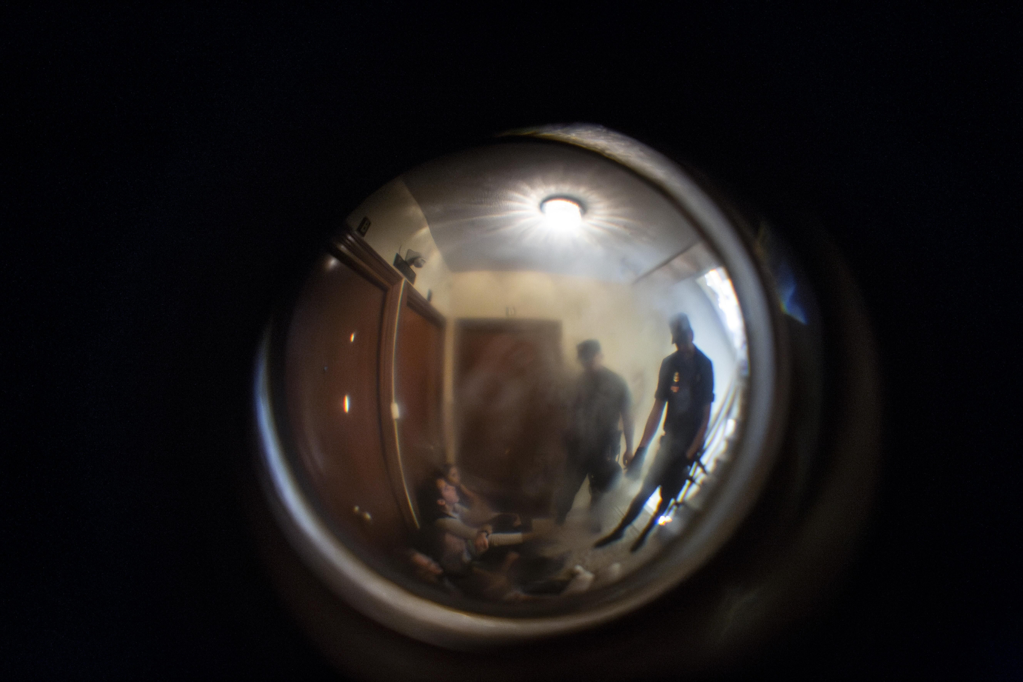 Policías nacionales sacan a varios activistas que estaban sentados en la puerta del piso donde vivían José Manuel, Yolanda y sus tres hijos, y que intentaban parar el desahucio previsto para el 27 de junio de 2014