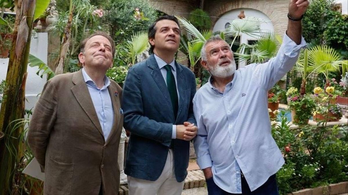 El alcalde visita el patio de la calle Aceite.