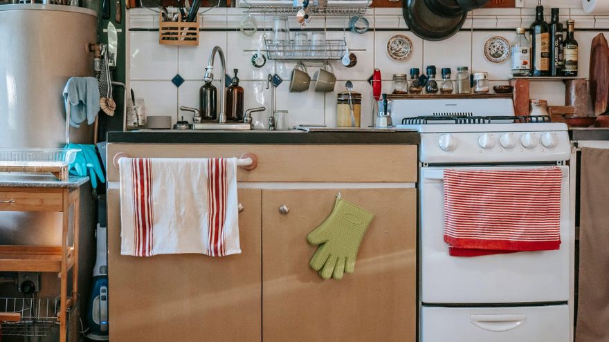 Cinco ideas para organizar y aprovechar todo el espacio de almacenamiento debajo del fregadero en la cocina