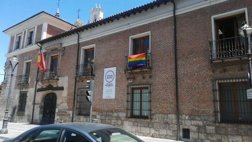 Bandera en uno de los balcones del Palacio de Pimentel, sede de la Diputación de Valladolid. / Abogados Cristianos