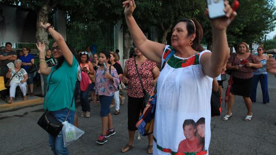 Seguidores del cantante mexicano Juan Gabriel conmemoran los tres años de su fallecimiento con una verbena, este miércoles, a la afueras de su casa en Ciudad Juárez, estado de Chihuahua (México).