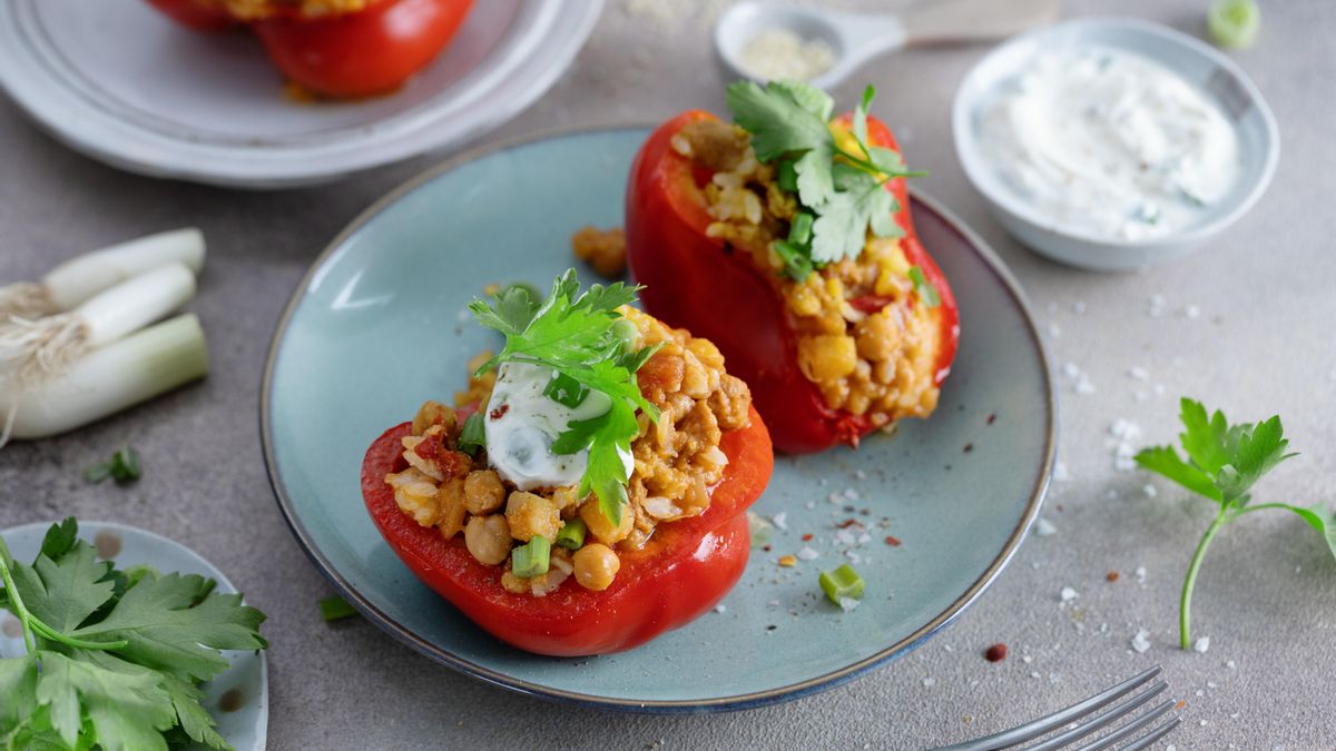 Si lo prefieres, puedes modificar la base de tomate por pimientos y añadir garbanzos al relleno