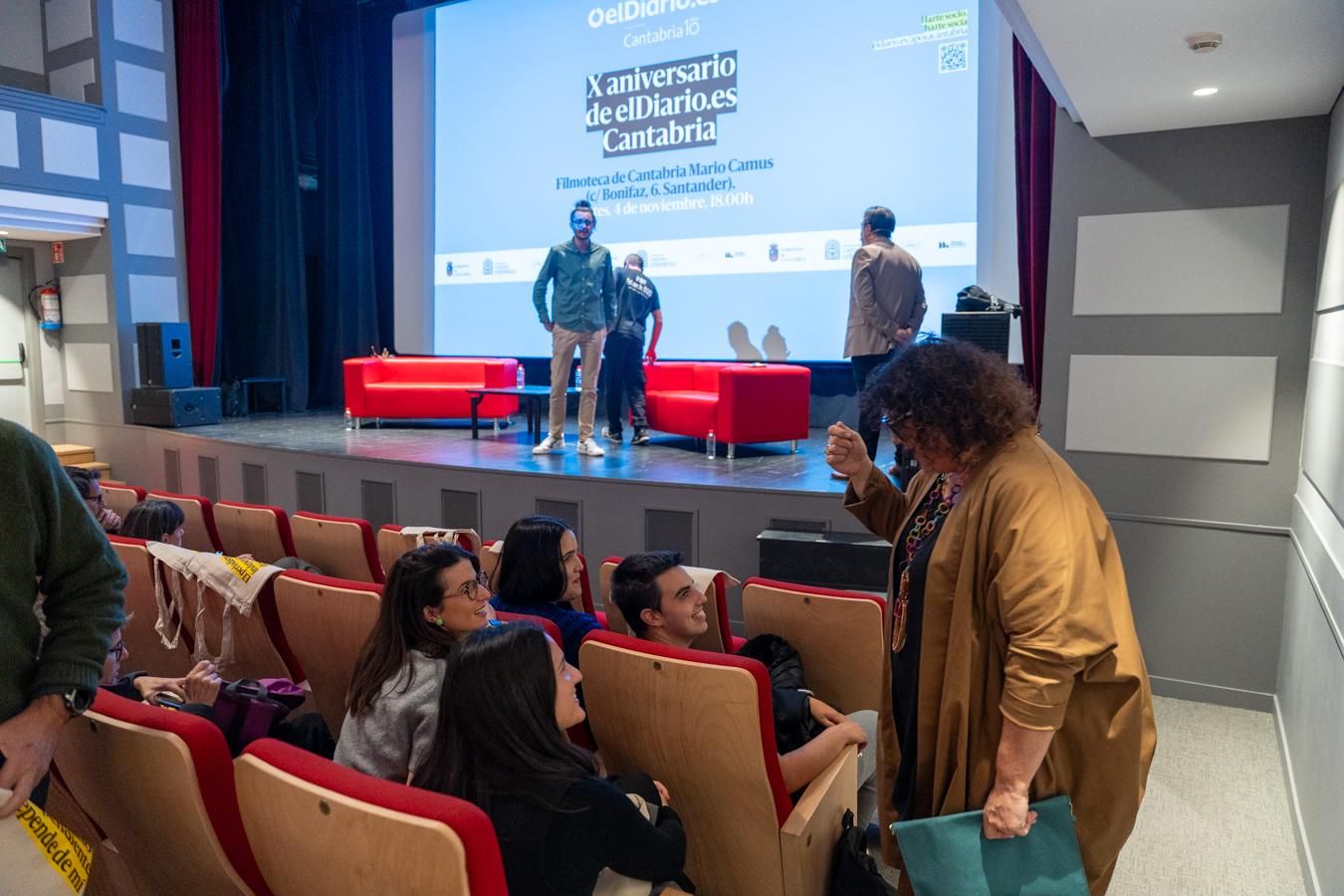 El equipo de redacción de elDiario.es Cantabria se prepara para intervenir en la mesa redonda.