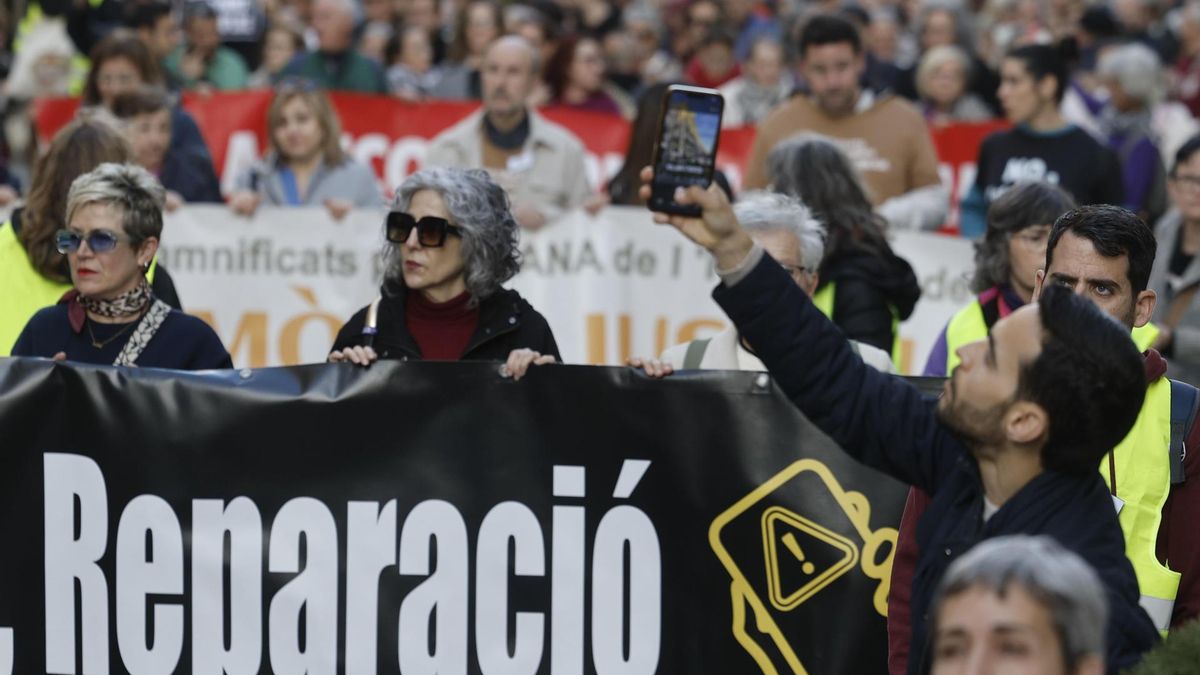 Miles de personas vuelven a recorrer València para que Mazón entregue el acta y pierda el aforamiento